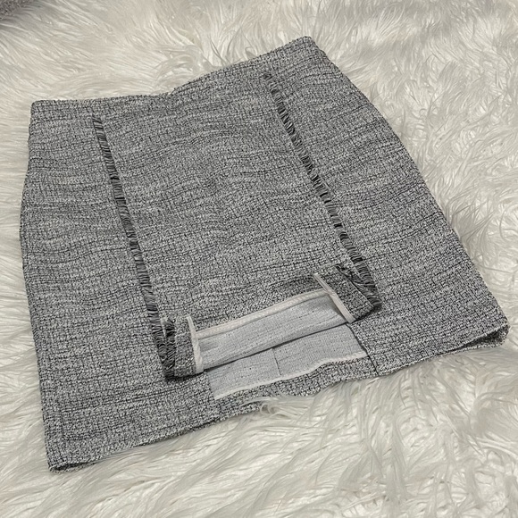6𝒇𝒐𝒓$50 Tweed gray pencil skirt fits small - Picture 9 of 11